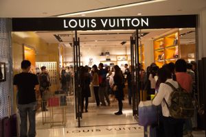 Customers enter a fashion boutique of Louis Vuitton (LV) in Hong Kong, China, 26 October 2016. After two years of recession, China's luxury market growth is again moving into positive territory, but 2016 marks the first time that Chinese consumers contributed less to global luxury sales than the year before, according to a report by Bain & Company. China's overall contribution to the global market declined to 30 percent in 2016, a drop of 1 percentage point from the year before, said the consultancy's annual Bain Luxury Study. Bain reported a 2 percent decline in 2015 for China's luxury market, as consumers mostly spent their money on luxury products overseas. The new report says that this market is growing again after Bain reported in May this year that it would be up 2 percent. Over the longer term, Bain said it still thinks of China as a leading contributor to global personal luxury goods consumption, due in large part to its growing middle class. China's luxury market has reached a maturation point, said Claudia D'Arpizio, a Bain partner in Milan and lead author of the study. Foto: AP/Imaginechina 