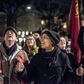 Der var mødt opbakning op til lønmodtagerne på Sankt Annæ Plads foran Forligsinstitutionen. Flere af støtterne har stået der hele natten, mens forhandlingerne stod på. Foto: Mads Claus Rasmussen/Ritzau Scanpix