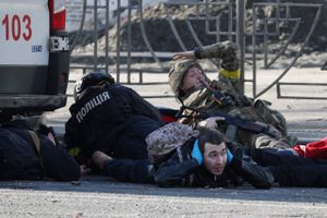 Kiev er med ét forvandlet til en kampzone med eksplosioner, gadekrig og civile, der desperat søger beskyttelse. Men den ukrainske hovedstad har også vist sig at have mænd og kvinder, der ikke har tænkt sig at give op så let, men i stedet forbereder sig til væbnet kamp. 
