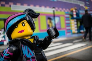 Med mere end et års forsinkelse åbner Legoland 21. maj endelig for det nye område Lego Movie World. Det nye filminspirerede land på 5000 kvadratmeter får tre nye forlystelser. Udvidelsen til over 100 millioner kroner er parkens hidtil største investering, og den indeholder Skandinaviens første såkaldte 'Flying Theater'. Foto: Tim Kildeborg Jensen