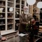 Ægteparret Bernhard Tommerup og Bess Kristoffersen, der er indehavere af hattebutikken Petitgas i Købmagergade i København, kan godt mærke, at julehandlen ikke er den samme som for tre år siden. Foto: Liv Møller Kastrup